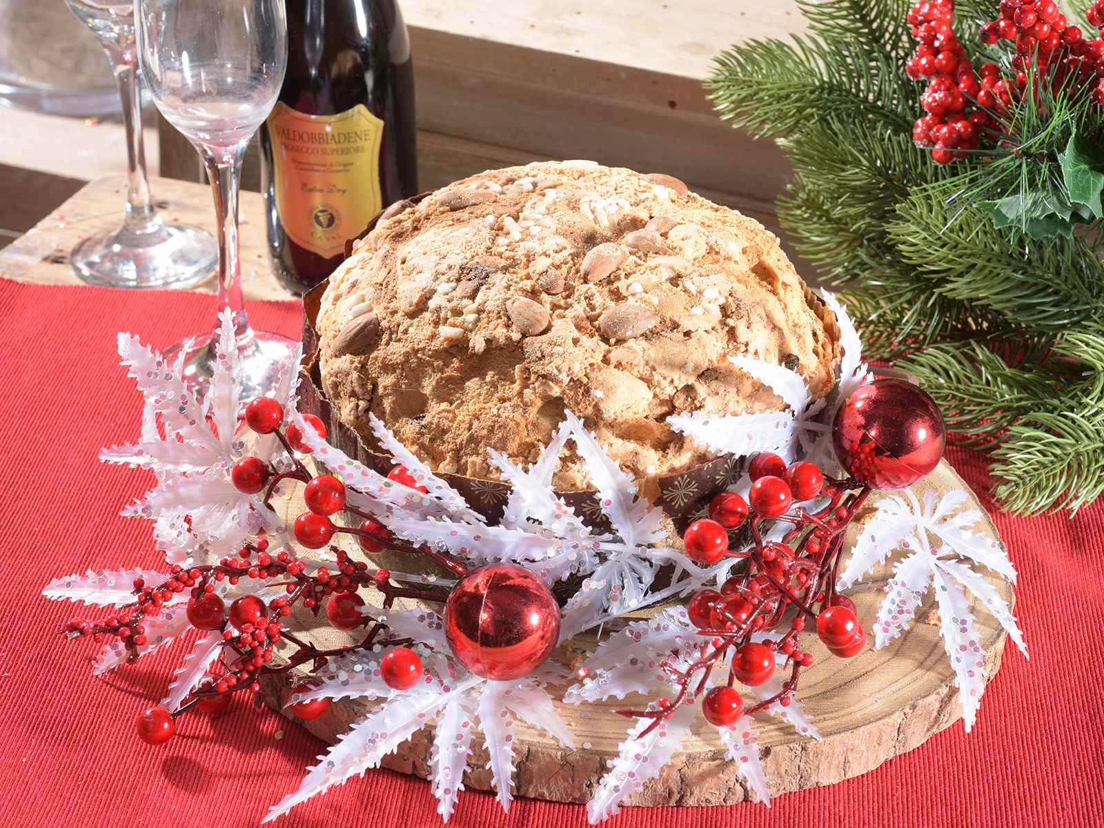 Branche décorative de Noël avec boules rouges, irisées et or