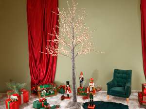 branches de sapin de Noël et guirlandes lumineuses