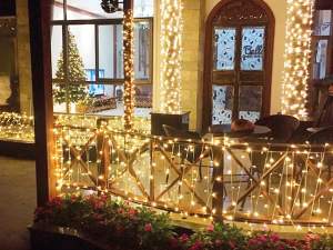 Balcon en gros lumières de Noël