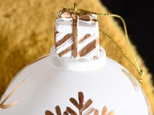 Bolas navideñas de cristal y adornos dorados al po