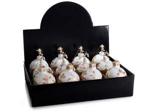 Bolas navideñas de cristal y adornos dorados al po