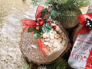 Wholesaler bunch pick pine cones berries