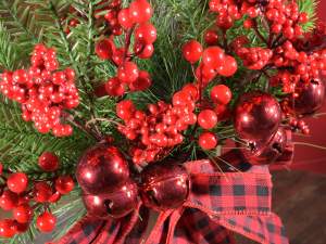 brin de couronne avec baies et boules de Noël