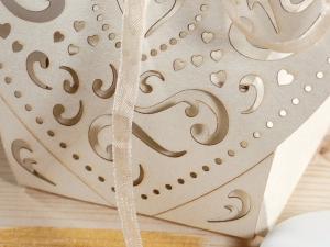 Caja de regalo con forma de corazón de papel perla