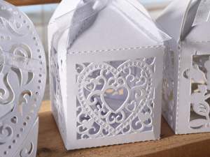 Cajas de regalos con decoración de corazón blanco