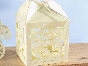Cajas de regalos con decoración de flores de papel