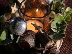 centros de mesa navideños dorados ramitas piñas
