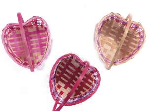 Paquetes de San Valentín con cesta de corazón al p