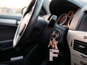 porte-clés en gros lettre alphabet F