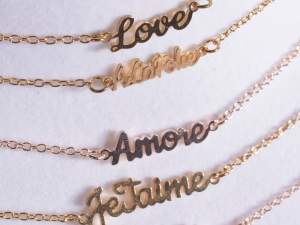 Collier ras du cou en gros Mots