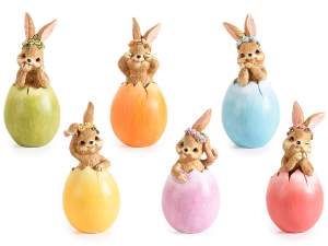Conejitos de Pascua decorativos dentro del huevo d