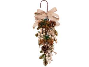 couronne de Noël en gros branches baies pommes de