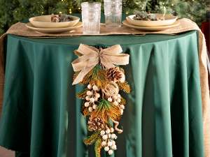 couronne de Noël en gros, branches, baies et pomme