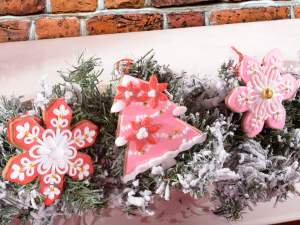 Adornos navideños cuelgan pasta de resina