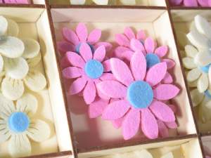 Ingrosso fiori in panno da attaccare