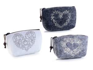 Estuche de fieltro con cremallera y decoración de corazón.