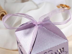 Favor box with lilac paper flower decoration