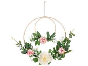 Habillage de fenêtre : fleurs artificielles et guirlandes