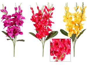 Habillage de fenêtre : fleurs artificielles et guirlandes