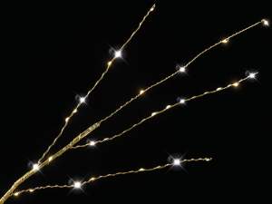 gros grand sapin de Noël avec des branches lumineu