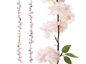 Guirlandes et fleurs artificielles décoratives