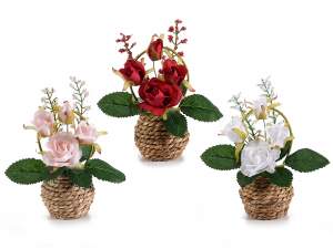 Centros de mesa con jarrones de rosas artificiales