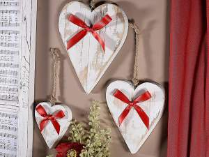 Decoración de corazón de madera blanca estilo shab