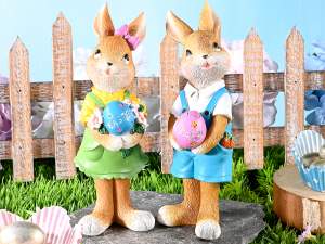 gros couple de lapins en résine colorée de Pâques