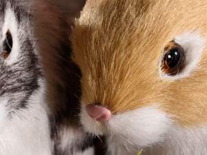 Lapin décoratif en fausse fourrure