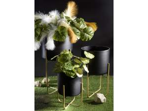 Grossiste vases métal noir pieds dorés