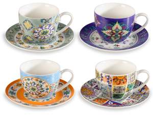 Teetasse und Untertasse aus Porzellan mit „Maiolica“-Dekorat