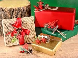 Ingrosso mazzolini pino bacche rosse