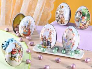 œufs de Pâques et boîtes à bonbons en métal