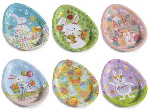 plateau d'œufs de Pâques en gros avec des lapins