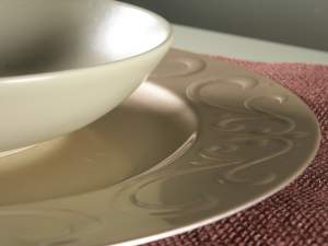 Mayorista bajo plato de champán navideño