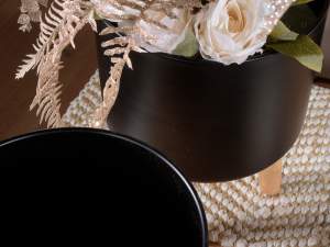Ingrosso vasi in metallo nero con treppiede