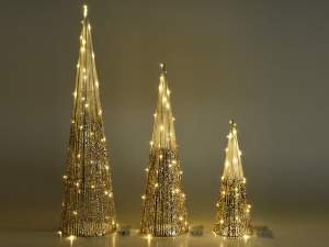 Großhändler stellen Weihnachtsbäume mit Lichtern e