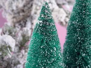 Pomi de Crăciun acoperiți cu zăpadă artificială