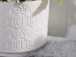 wholesaler of white vases with relief decoration