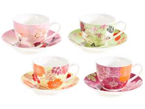 Entrada con flores de colores en tazas de té