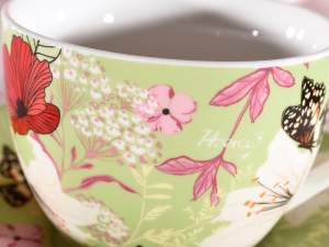 Entrada con flores de colores en tazas de té