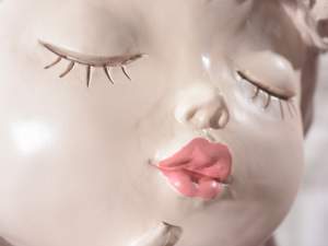 Gros vase de fée fleurs visage de fille