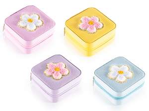 Boîte à bijoux en similicuir ornée de fleurs en tissu doux