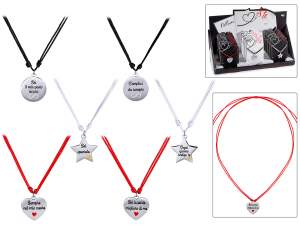 Collar de cuerda con dije de metal grabado y esmaltado