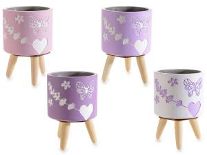 Vaso in cemento su treppiede in legno con decori lavanda