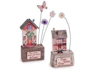 Casetta decorativa in legno con scritta e fiori