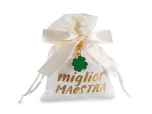 Sacchetto effetto raso con scritta maestra e portachiavi
