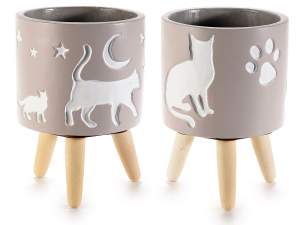 Vaso in cemento su treppiede in legno con decoro gatti