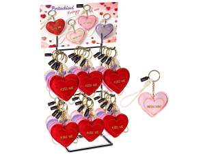 Llavero con forma de corazón bordado en tela y cordón de cue