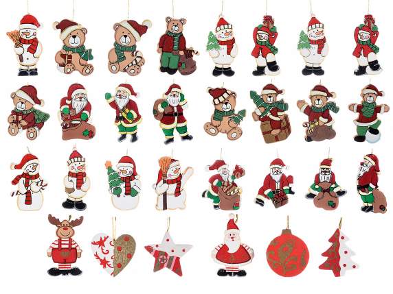 Exhibo 144 adornos navideños de madera para colgar.